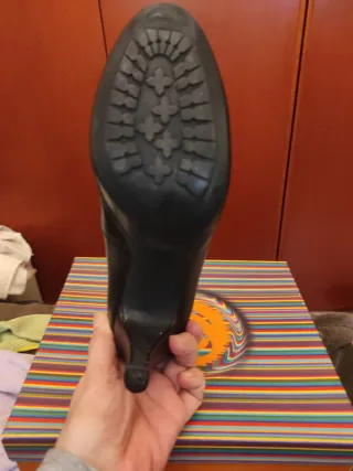 Zapatos Unisa de Piel negro.Tacón de 8cm.