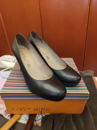 Zapatos Unisa de Piel negro.Tacón de 8cm.