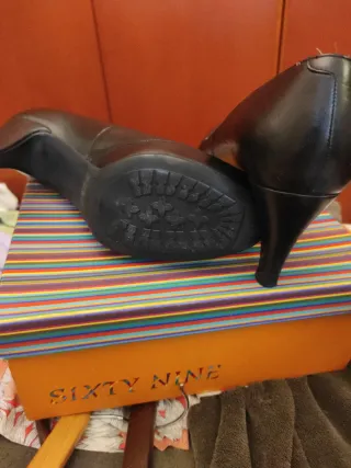 Zapatos Unisa de Piel negro.Tacón de 8cm.