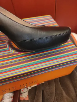 Zapatos Unisa de Piel negro.Tacón de 8cm.