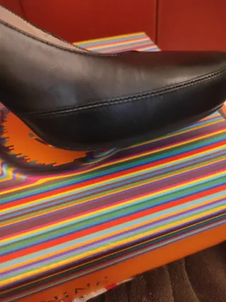 Zapatos Unisa de Piel negro.Tacón de 8cm.