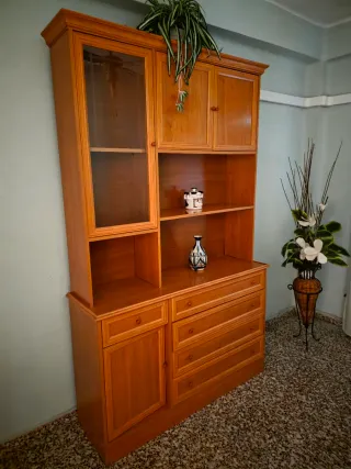 Mueble de madera con vitrina y cajones