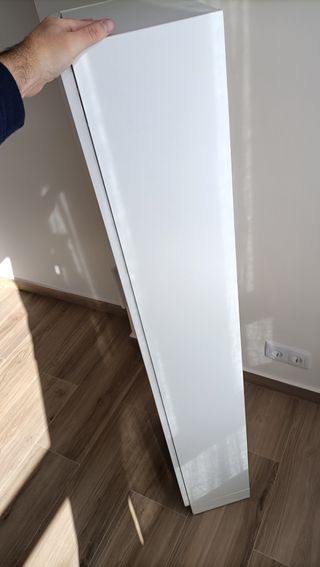 Vitrina alta y estrecha Ikea Brimnes