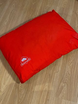 Cama para mascota roja 50x70x18. No se envía