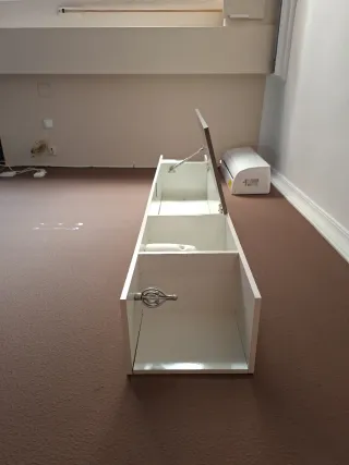 Estantería de salón blanca y beige