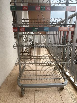 Expositor metálico con ruedas