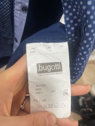 Camisa Bugatti Azul con flores blancas.