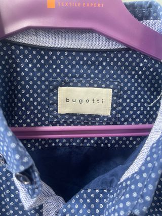 Camisa Bugatti Azul con flores blancas.