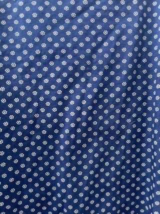 Camisa Bugatti Azul con flores blancas.