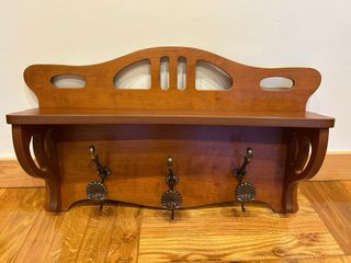 Perchero clásico de pared. Madera de cerezo.