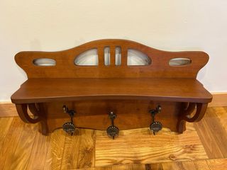 Perchero clásico de pared. Madera de cerezo.