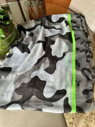 Pañuelo tipo chal estampado camuflaje