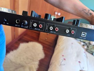 Mesa de mezclas DJ con auriculares y micrófono