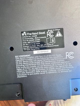 Mesa de mezclas DJ con auriculares y micrófono