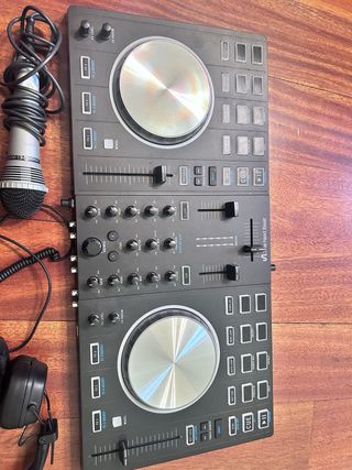 Mesa de mezclas DJ con auriculares y micrófono
