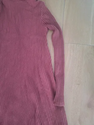 Vestido de punto rosa cuello alto, de Maggie Sweet