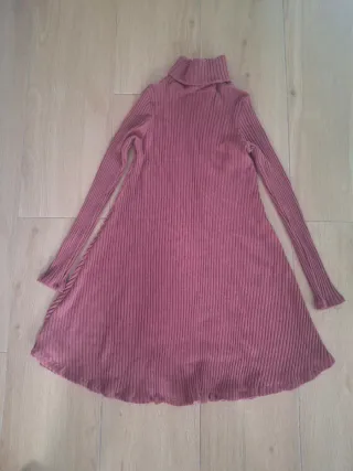 Vestido de punto rosa cuello alto, de Maggie Sweet