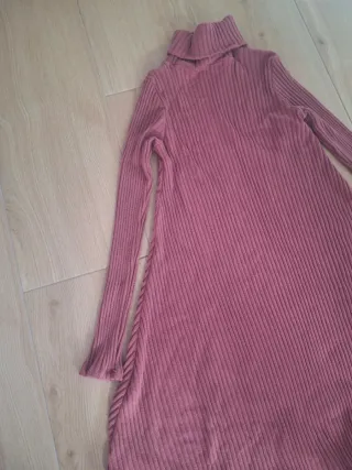 Vestido de punto rosa cuello alto, de Maggie Sweet