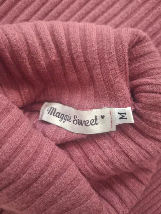 Vestido de punto rosa cuello alto, de Maggie Sweet