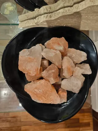 Lámpara de sal con base negra en forma de flor