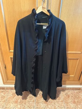 Poncho Negro Mujer marca Erich Fend.