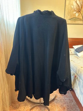 Poncho Negro Mujer marca Erich Fend.