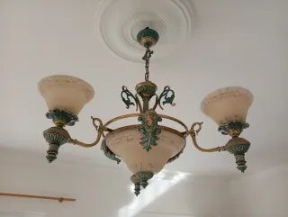 Lámpara de techo dorada y verde