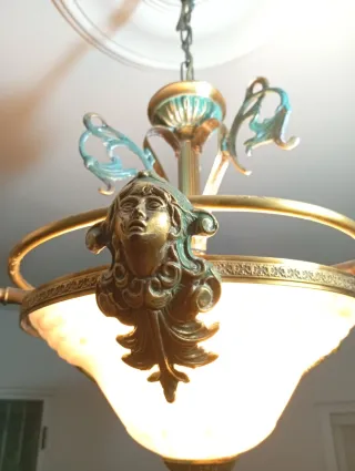 Lámpara de techo dorada y verde