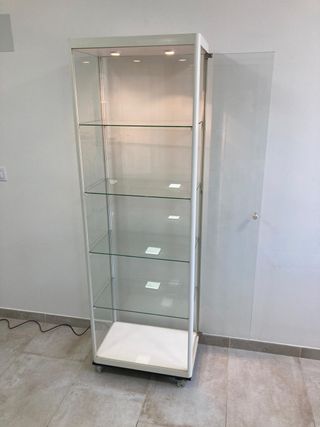 Vitrina expositora cristal con luz y ruedas