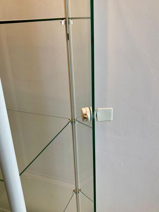 Vitrina expositora cristal con luz y ruedas