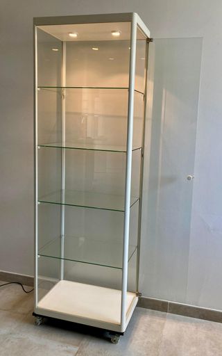 Vitrina expositora cristal con luz y ruedas
