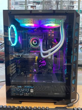 Torre Hiditec Xeon E5 16GB 512SSD Nvidia RTX 5070