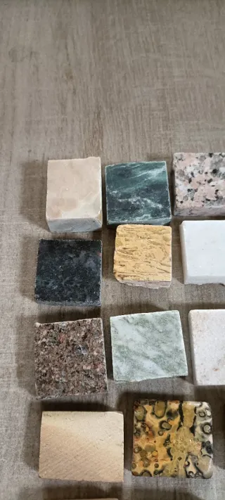 Piccolo lotto di pietre e minerali