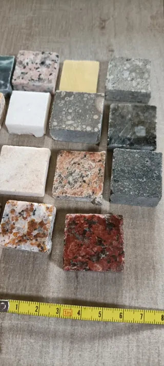 Piccolo lotto di pietre e minerali