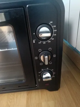 Horno eléctrico compacto en persona