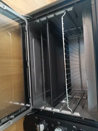 Horno eléctrico compacto en persona