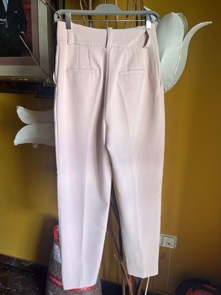 Pantalón de pinzas beige/rosa con cinturón