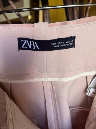 Pantalón de pinzas beige/rosa con cinturón