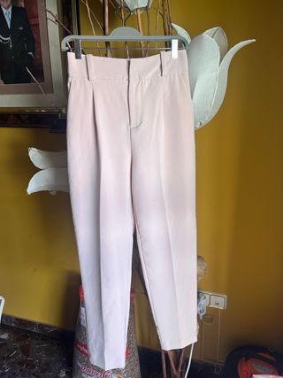 Pantalón de pinzas beige/rosa con cinturón