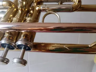 Trompeta dorada con estuche. Sin boquilla