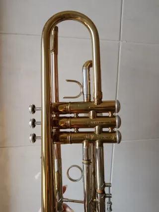 Trompeta dorada con estuche. Sin boquilla