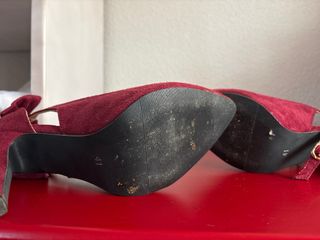 Zapatos de salón granate con lazo