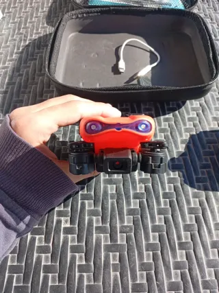 Dron Naranja y Negro con Mando