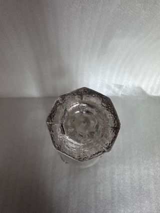 Botella antigua de cristal labrada