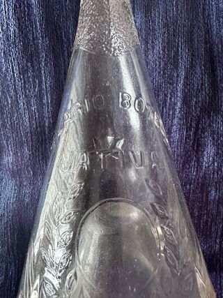 Botella antigua de cristal labrada