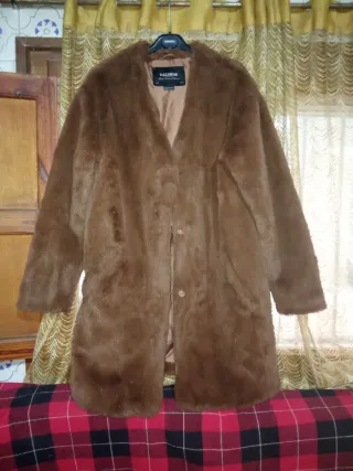 Abrigo pelo sintético Pull&Bear beige/marrón