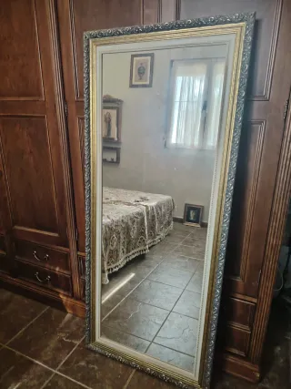 Espejo de pie dorado y blanco