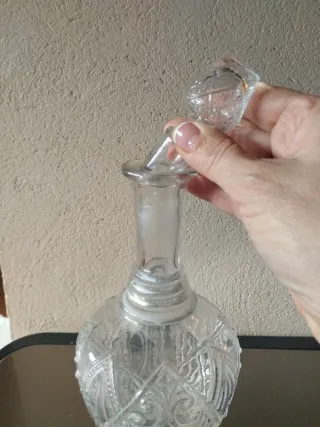 Licorera de cristal tallado decorativo