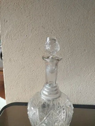 Licorera de cristal tallado decorativo