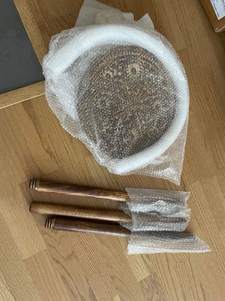 Mesita auxiliar de madera tallada